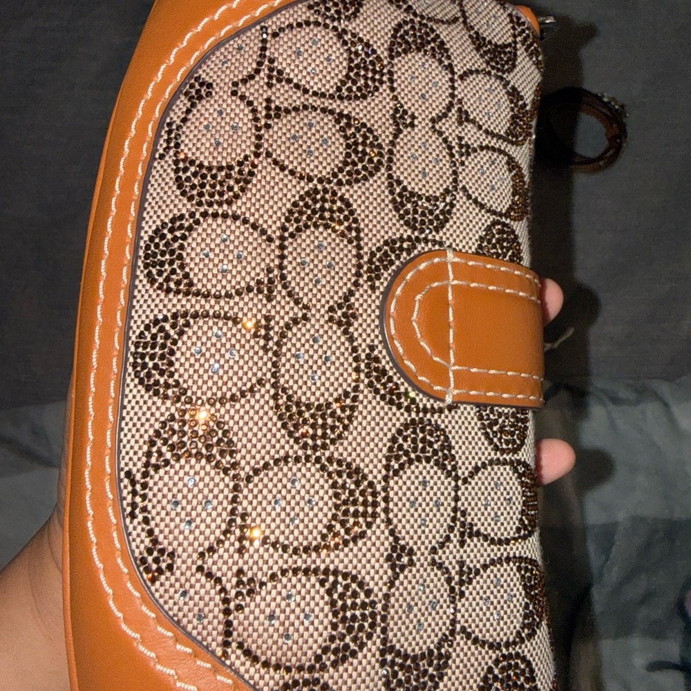 SOLD, DO NOT BUY *****COACH SOHO BAG 25
In Crystal Signature Jacquard - Picture 4 of 10